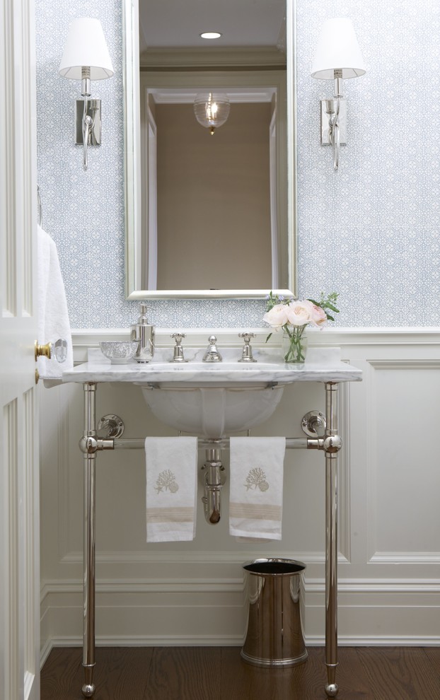 Kleine Klassische Gästetoilette mit blauer Wandfarbe, braunem Holzboden, Wandwaschbecken, Marmor-Waschbecken/Waschtisch und braunem Boden in New York