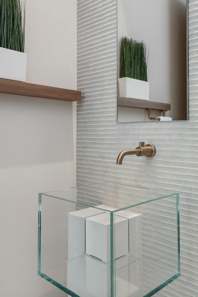 Immagine di un bagno di servizio design con piastrelle grigie e pareti bianche