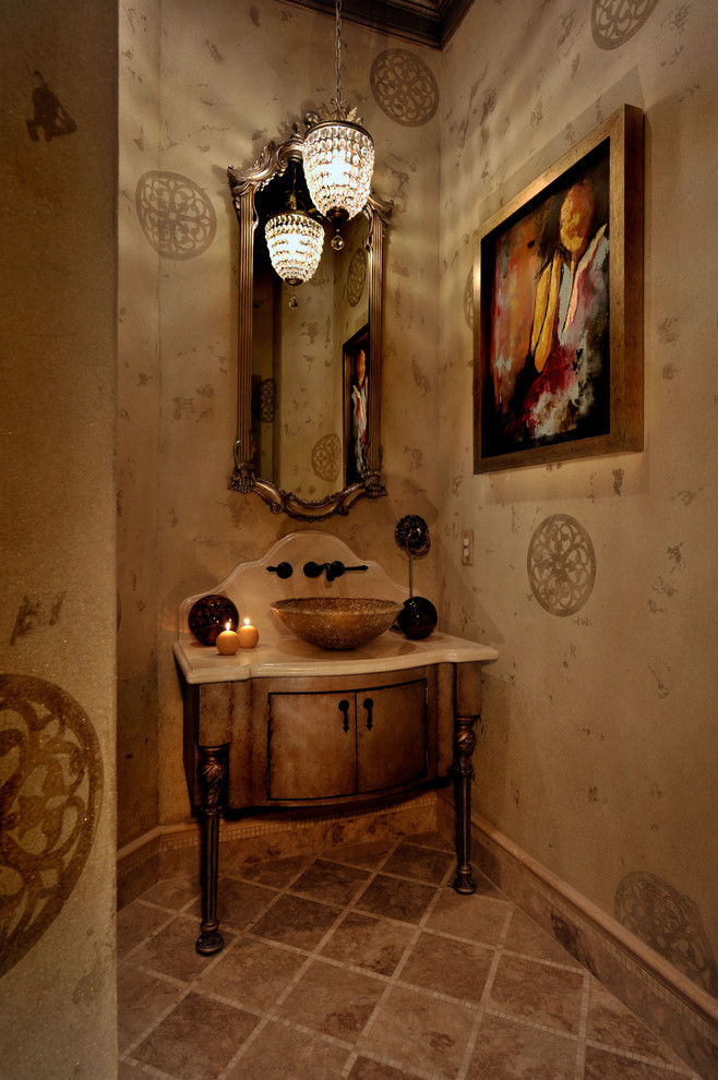 Cette image montre un WC et toilettes traditionnel en bois vieilli avec une vasque, un placard en trompe-l'oeil, un carrelage beige, un mur beige, un sol en travertin, des dalles de pierre et un plan de toilette en onyx.