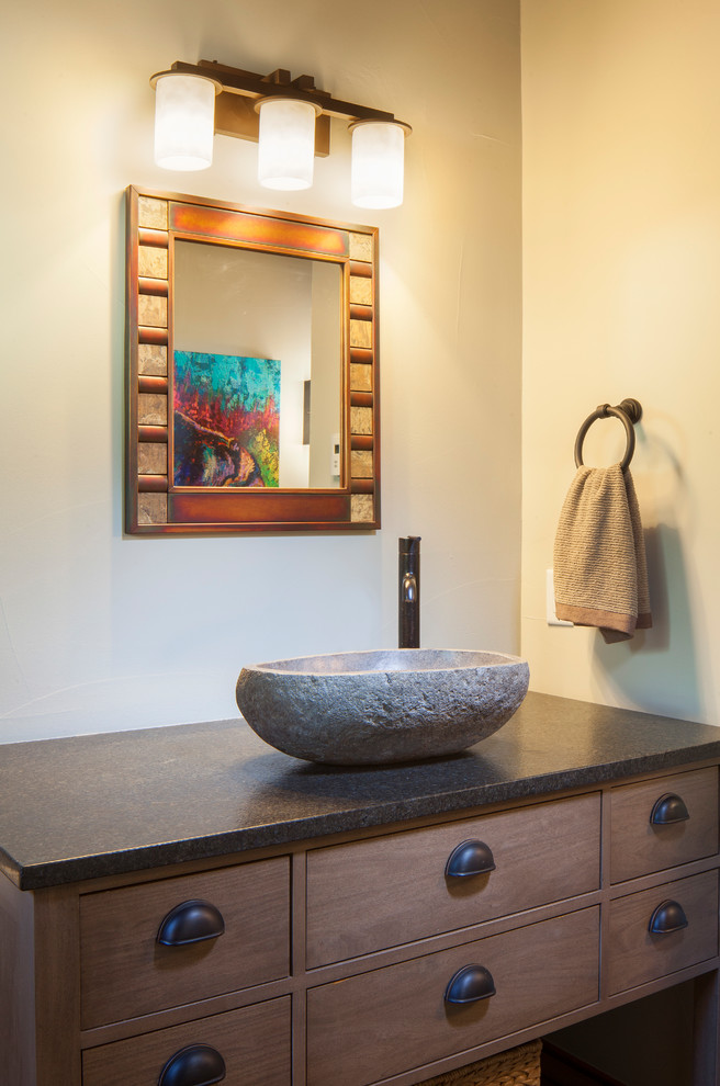 Rustikale Gästetoilette mit hellbraunen Holzschränken, Aufsatzwaschbecken und brauner Waschtischplatte in Denver