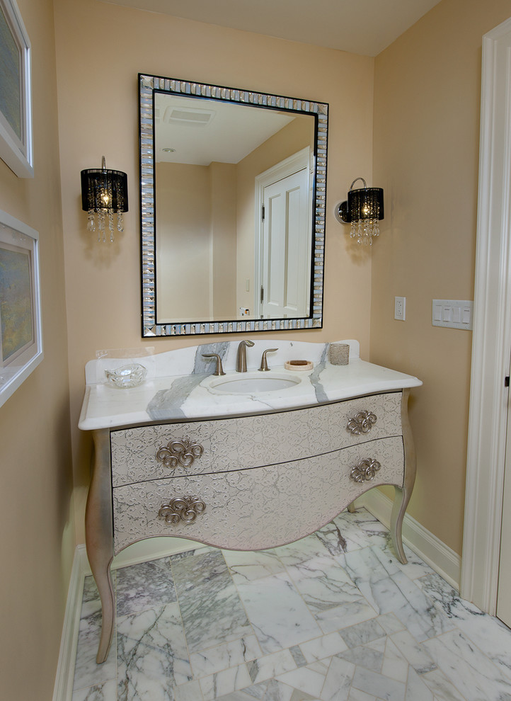 Modelo de aseo clásico renovado de tamaño medio con paredes beige, suelo de mármol, lavabo bajoencimera y encimera de mármol