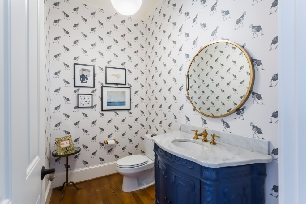 Idéer för att renovera ett vintage vit vitt toalett, med blå skåp, flerfärgade väggar, mellanmörkt trägolv, ett undermonterad handfat och brunt golv