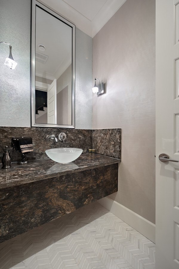 Exemple d'un petit WC et toilettes tendance avec WC à poser, un carrelage blanc, mosaïque, un mur gris, un sol en marbre, une vasque et un plan de toilette en marbre.