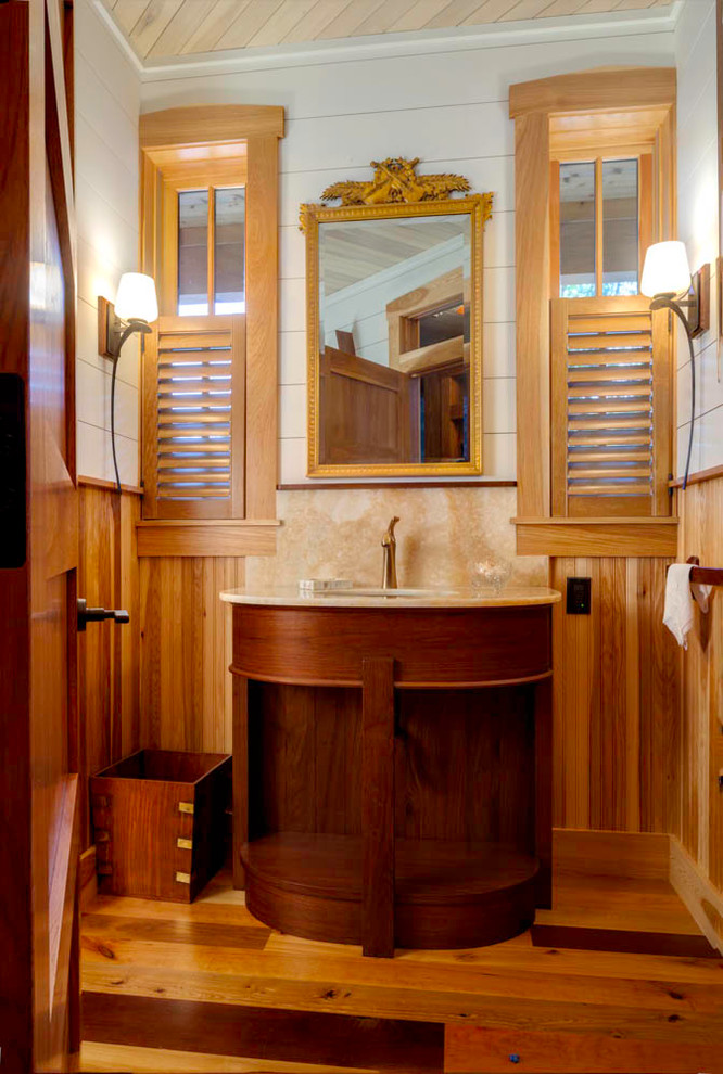 Пример оригинального дизайна: туалет среднего размера в классическом стиле с открытыми фасадами, фасадами цвета дерева среднего тона, белыми стенами, светлым паркетным полом, врезной раковиной, столешницей из известняка и бежевой столешницей