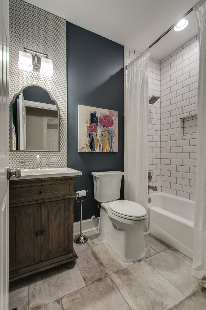 Kleine Klassische Gästetoilette mit braunen Schränken, weißen Fliesen, Keramikfliesen, blauer Wandfarbe, Marmor-Waschbecken/Waschtisch und weißer Waschtischplatte in Nashville