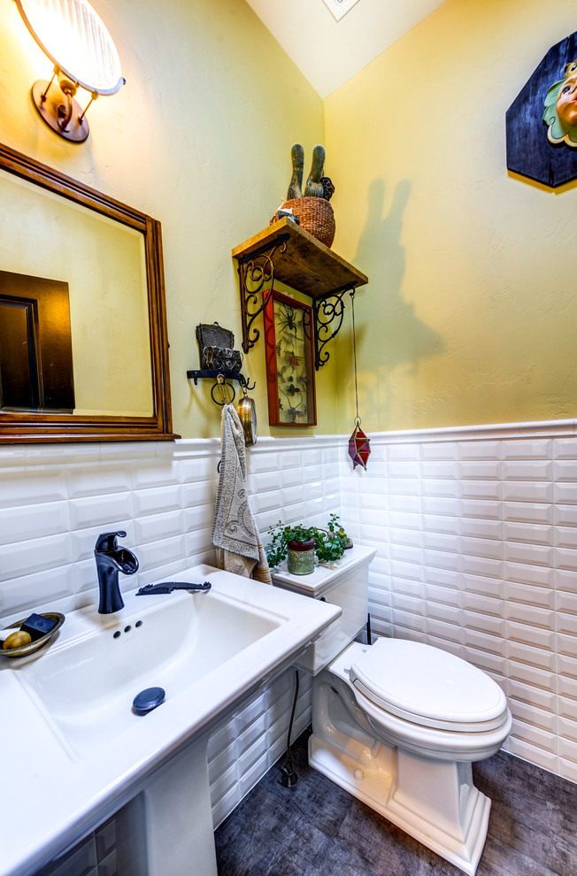 Источник вдохновения для домашнего уюта: маленький туалет в стиле рустика с белой плиткой, плиткой кабанчик, желтыми стенами, полом из сланца, раковиной с пьедесталом, черным полом и белой столешницей для на участке и в саду