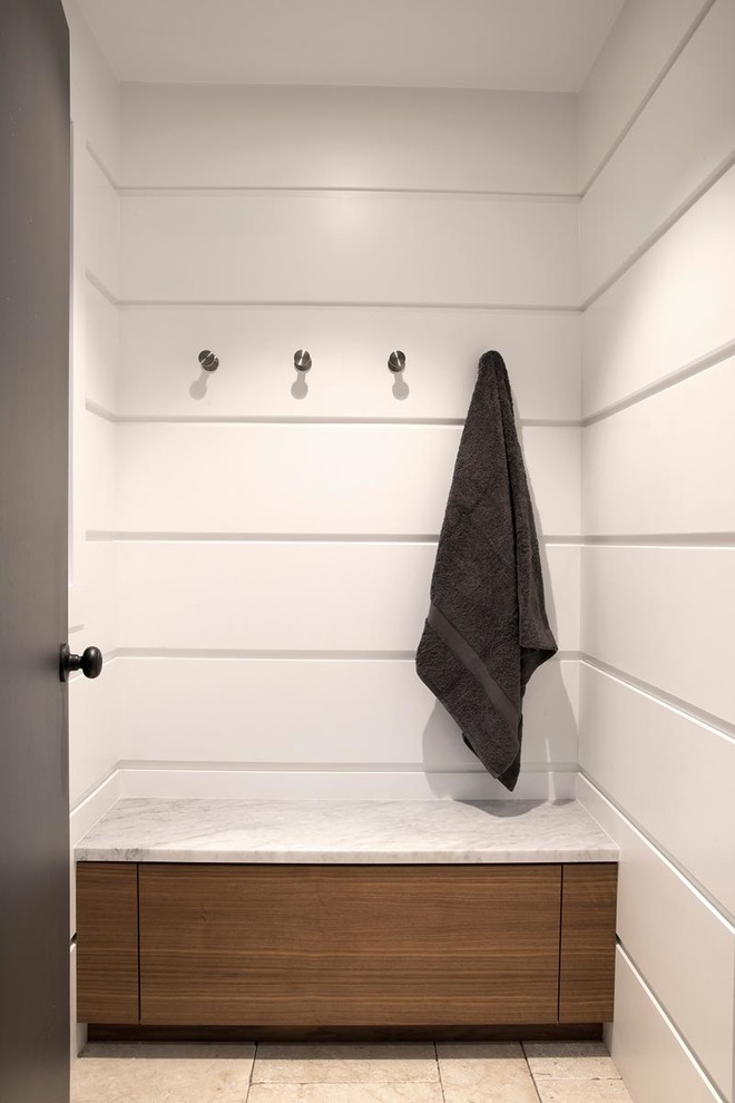 Esempio di un piccolo bagno di servizio minimalista con ante lisce, ante in legno bruno, pareti bianche e top in marmo