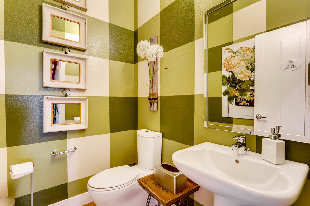 Klassische Gästetoilette mit Wandtoilette mit Spülkasten, grüner Wandfarbe und Sockelwaschbecken in Denver