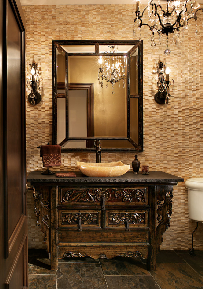 ニューヨークにあるトラディショナルスタイルのおしゃれなトイレ・洗面所 (ベッセル式洗面器) の写真