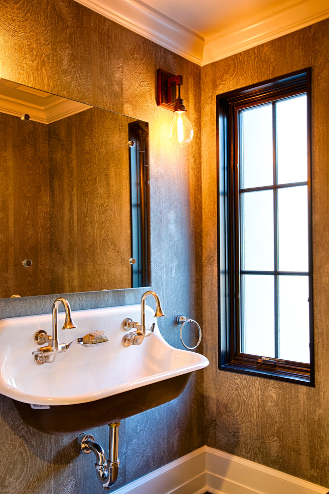 Esempio di un bagno di servizio classico di medie dimensioni con pareti marroni, pavimento in legno massello medio, lavabo rettangolare e pavimento marrone