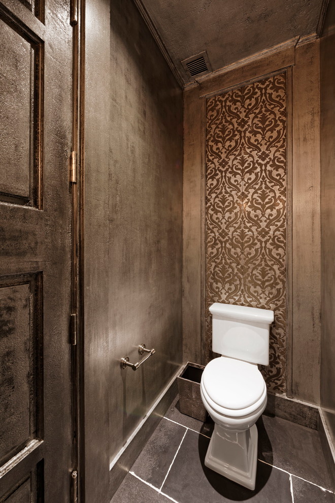 Kleine Klassische Gästetoilette mit Toilette mit Aufsatzspülkasten und schwarzem Boden in Washington, D.C.