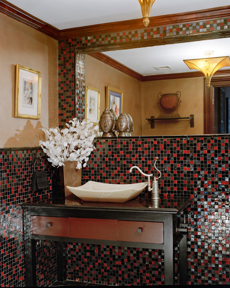 На фото: огромный туалет в средиземноморском стиле с фасадами островного типа, черной плиткой, красной плиткой, разноцветной плиткой, бежевыми стенами, настольной раковиной, столешницей из дерева и плиткой мозаикой с