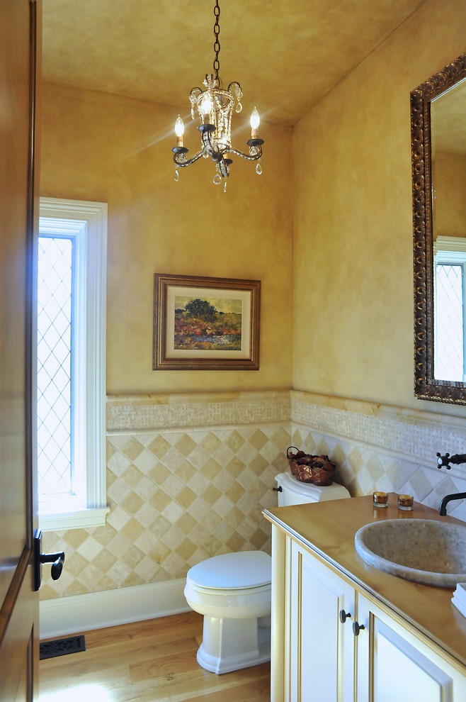 Пример оригинального дизайна: туалет в средиземноморском стиле с плиткой из известняка