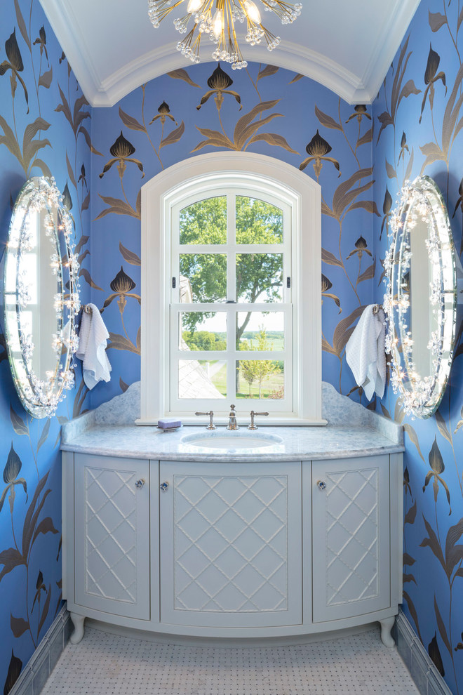 Immagine di un bagno di servizio con consolle stile comò, ante bianche, pareti multicolore, lavabo sottopiano e pavimento bianco