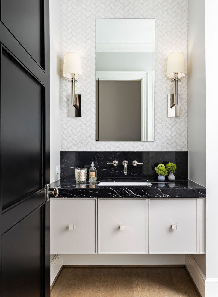 Exempel på ett mellanstort klassiskt svart svart toalett, med möbel-liknande, beige skåp, en toalettstol med hel cisternkåpa, vit kakel, marmorkakel, grå väggar, ljust trägolv, ett undermonterad handfat, marmorbänkskiva och brunt golv