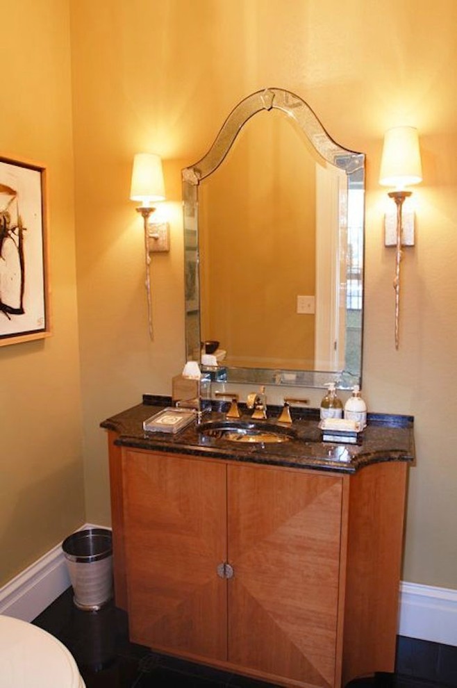 Mittelgroße Moderne Gästetoilette mit flächenbündigen Schrankfronten und hellbraunen Holzschränken in Raleigh