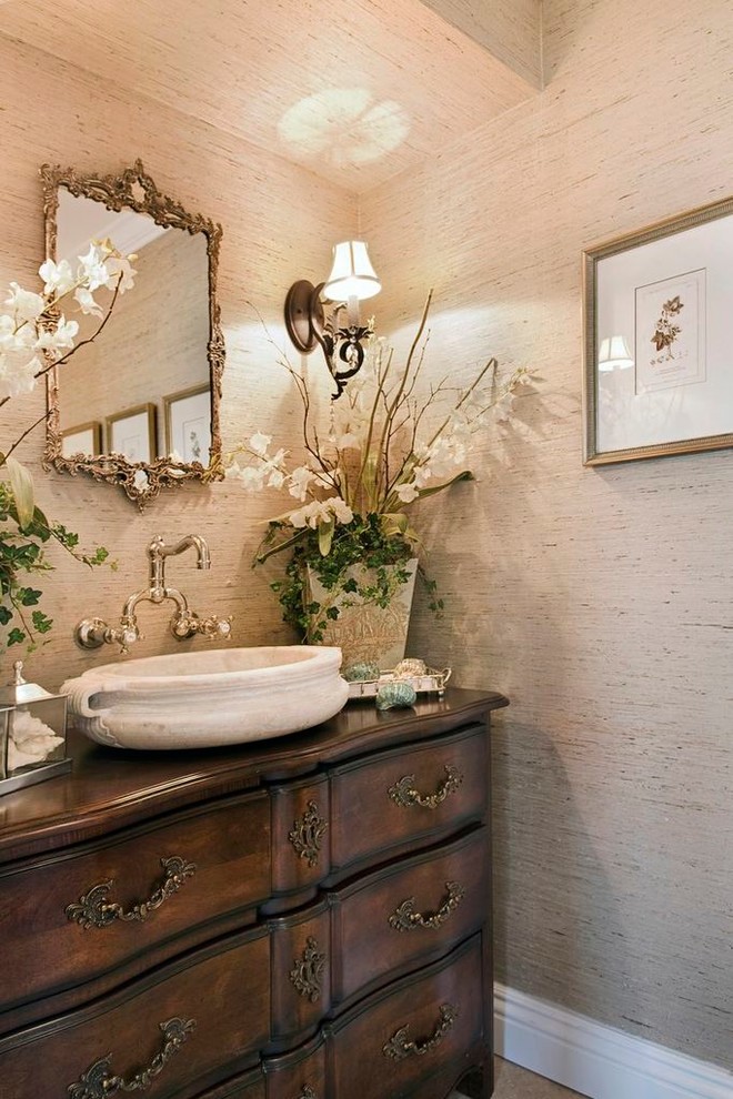 Ispirazione per un bagno di servizio mediterraneo con lavabo a bacinella, consolle stile comò, ante in legno bruno e pareti beige