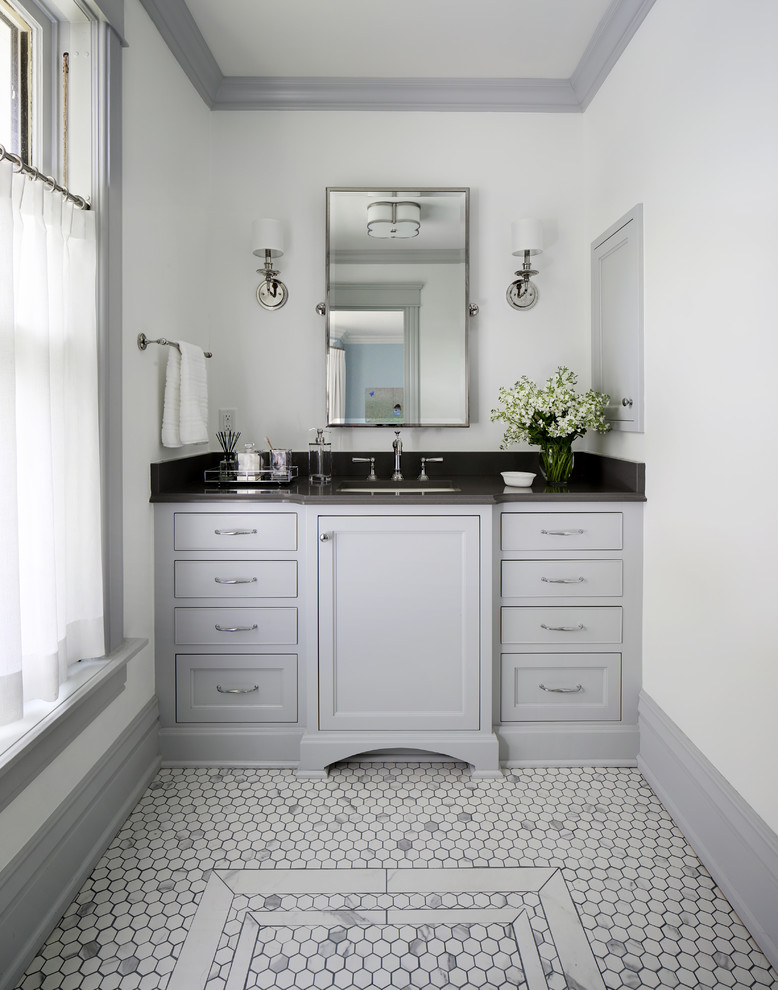 Foto på ett stort vintage grå toalett, med luckor med infälld panel, grå skåp, klinkergolv i porslin, ett undermonterad handfat, bänkskiva i kvarts, grått golv och vita väggar
