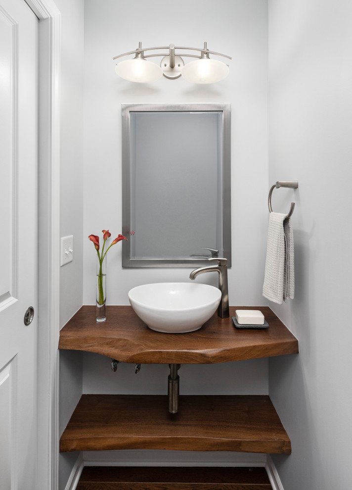 Idéer för att renovera ett mellanstort vintage brun brunt toalett, med ett fristående handfat, träbänkskiva, öppna hyllor, bruna skåp och brunt golv