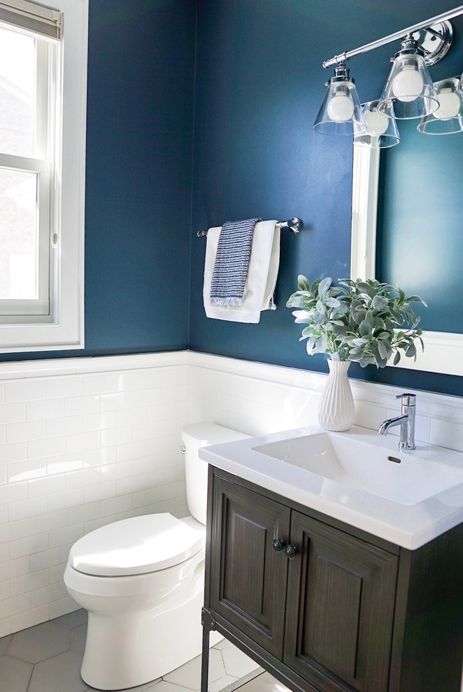Exemple d'un petit WC et toilettes tendance avec un placard en trompe-l'oeil, des portes de placard marrons, WC séparés, un carrelage blanc, des carreaux de porcelaine, un mur bleu, un sol en carrelage de porcelaine, un lavabo posé, un plan de toilette en quartz modifié, un sol gris et un plan de toilette blanc.