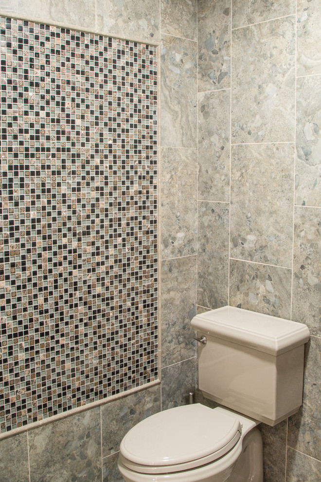 Cette image montre un petit WC et toilettes bohème avec WC séparés, un carrelage multicolore, des carreaux de porcelaine et un sol en carrelage de porcelaine.