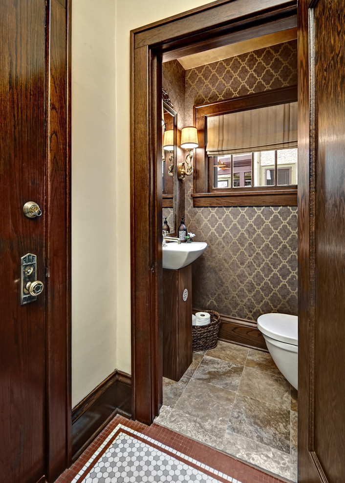 Foto de aseo clásico renovado pequeño con puertas de armario de madera en tonos medios, sanitario de pared, paredes marrones, suelo de mármol y baldosas y/o azulejos grises