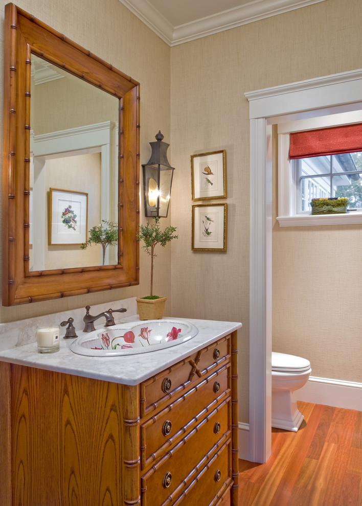ボストンにあるトラディショナルスタイルのおしゃれなトイレ・洗面所 (大理石の洗面台) の写真