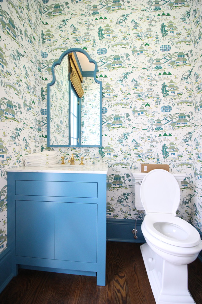 Aménagement d'un petit WC et toilettes classique avec un placard à porte plane, des portes de placard bleues, WC séparés, un mur multicolore, un sol en carrelage de céramique, un plan de toilette en marbre, un lavabo encastré et un plan de toilette blanc.