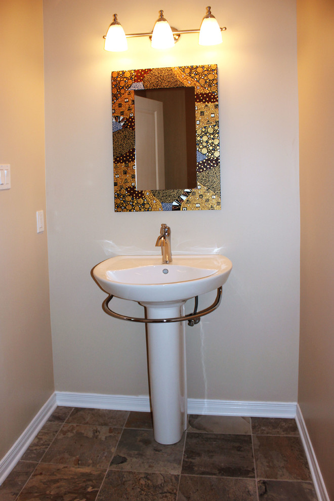 Esempio di un bagno di servizio design di medie dimensioni con lavabo a colonna, pareti beige e pavimento con piastrelle in ceramica