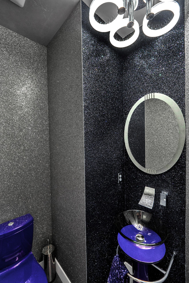 Réalisation d'un petit WC et toilettes design avec un carrelage noir, un plan de toilette en quartz et un plan de toilette bleu.