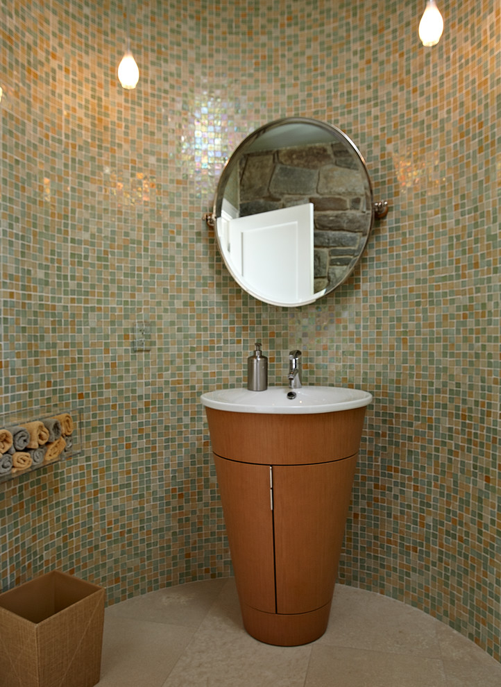 Modelo de aseo actual con lavabo con pedestal, baldosas y/o azulejos verdes y baldosas y/o azulejos en mosaico