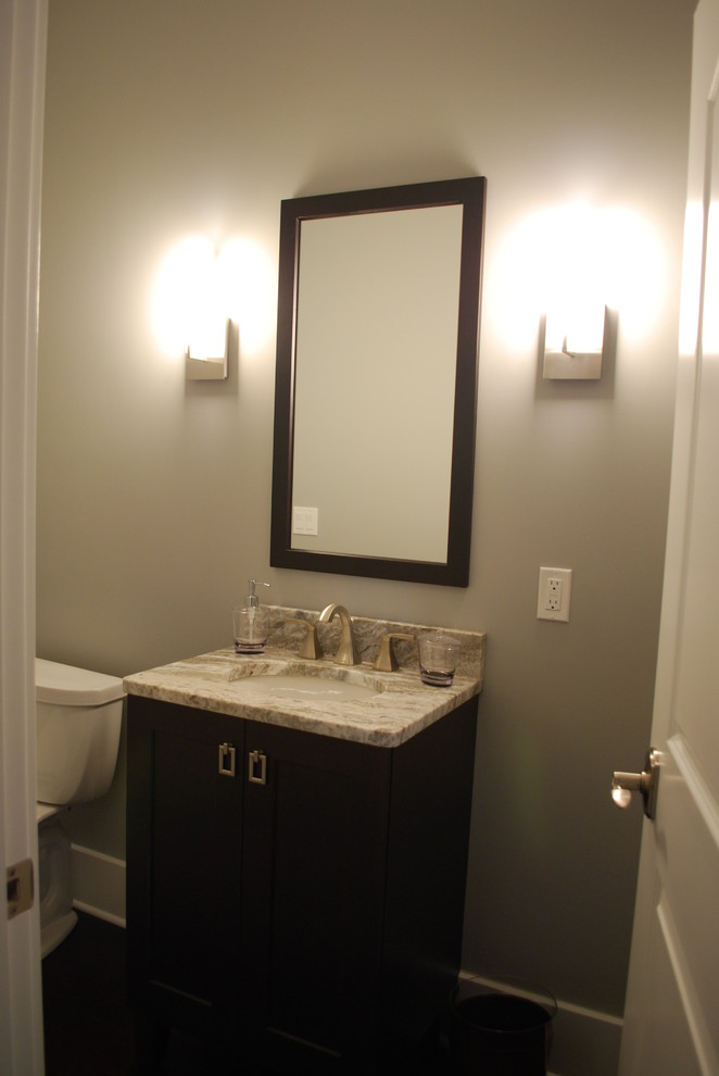 クリーブランドにある小さなコンテンポラリースタイルのおしゃれなトイレ・洗面所 (濃色木目調キャビネット、分離型トイレ、グレーの壁、無垢フローリング、アンダーカウンター洗面器) の写真