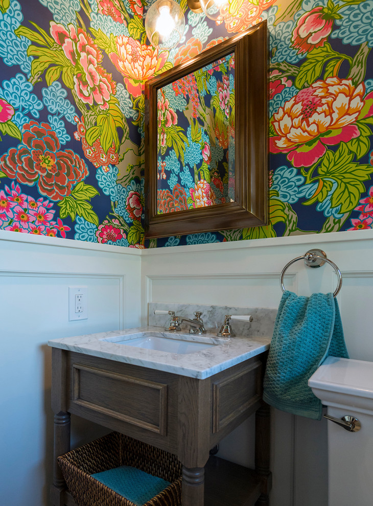Esempio di un piccolo bagno di servizio american style con ante marroni, pareti multicolore, pavimento in ardesia, lavabo a colonna, top in marmo, pavimento nero e top bianco