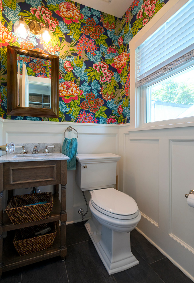 Пример оригинального дизайна: маленький туалет в стиле кантри с коричневыми фасадами, разноцветными стенами, полом из сланца, раковиной с пьедесталом, мраморной столешницей, черным полом и белой столешницей для на участке и в саду