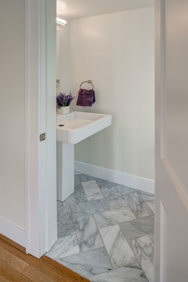 Idée de décoration pour un petit WC et toilettes tradition avec un mur blanc, un sol en marbre, un lavabo de ferme et un sol blanc.