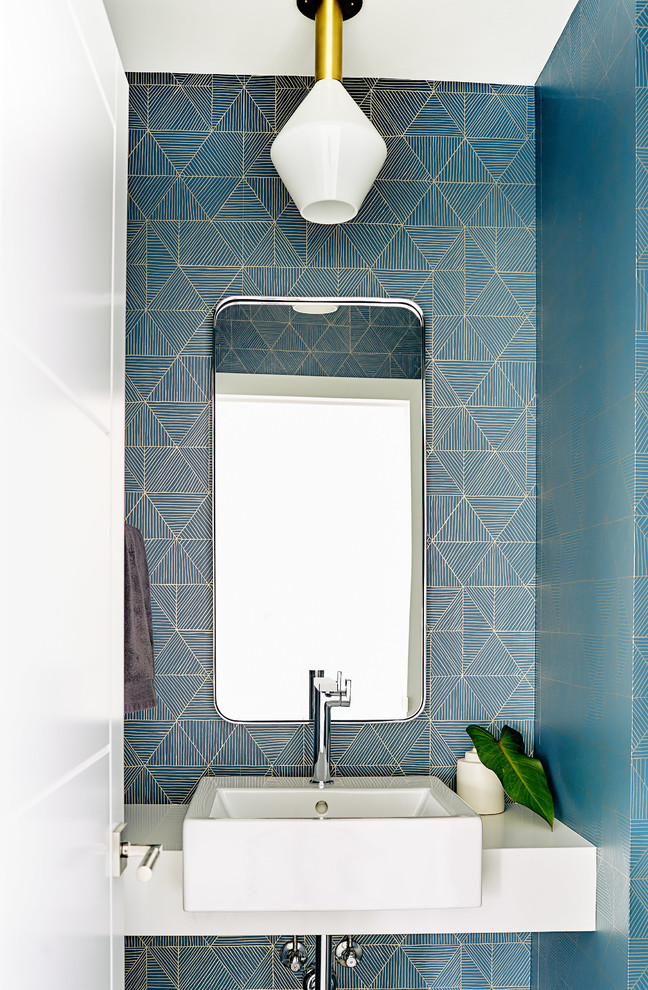 Moderne Gästetoilette mit Quarzwerkstein-Waschtisch, blauer Wandfarbe, Aufsatzwaschbecken und weißer Waschtischplatte in Portland