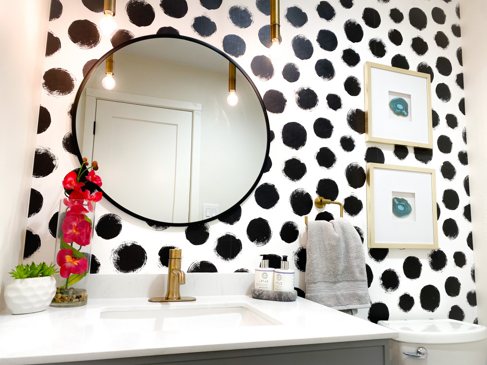 Inredning av ett modernt litet vit vitt toalett, med luckor med upphöjd panel, grå skåp, en toalettstol med separat cisternkåpa, vita väggar, klinkergolv i keramik, ett undermonterad handfat, bänkskiva i kvarts och blått golv