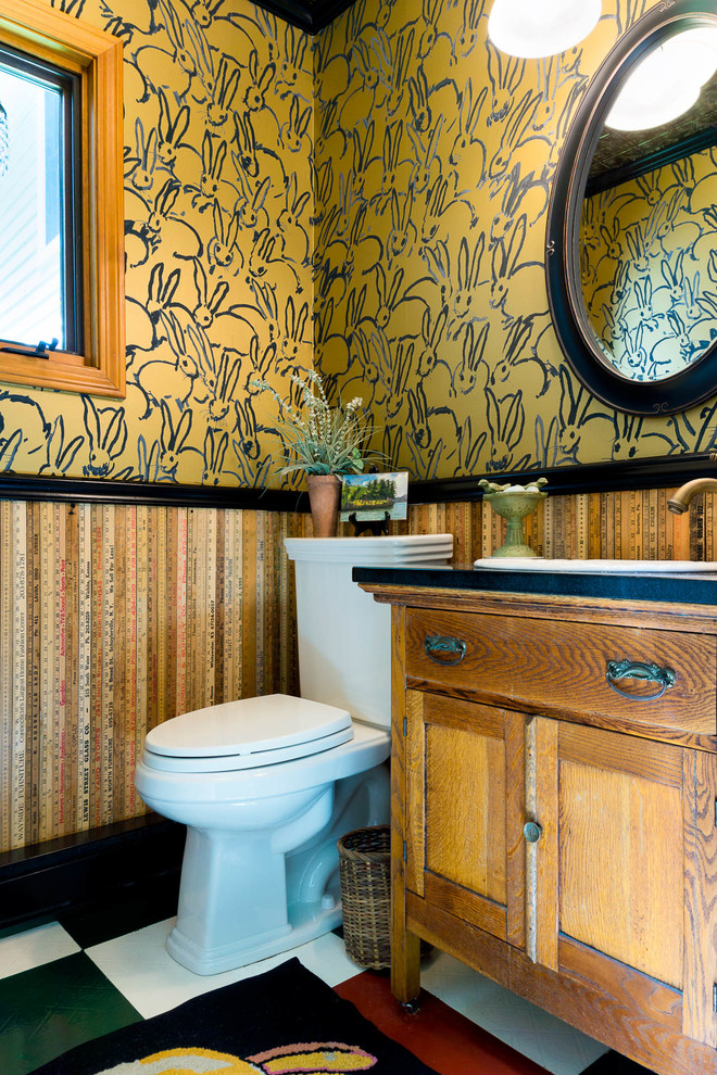 Inspiration för små eklektiska toaletter, med möbel-liknande, skåp i mellenmörkt trä, en toalettstol med separat cisternkåpa, flerfärgade väggar, linoleumgolv, ett nedsänkt handfat, granitbänkskiva och flerfärgat golv