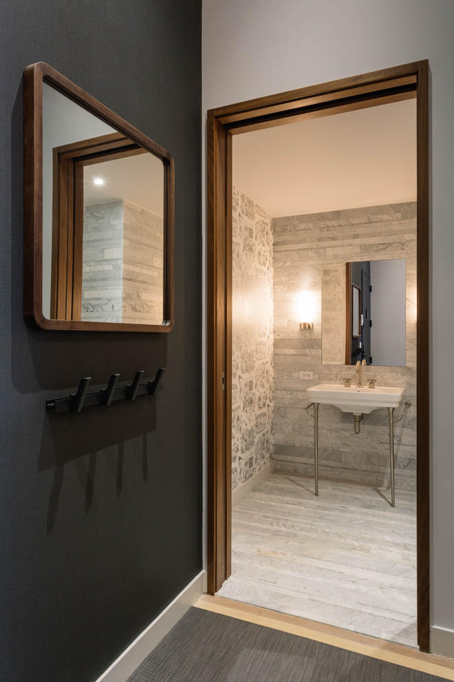 Идея дизайна: большой туалет в современном стиле с унитазом-моноблоком, серой плиткой, мраморной плиткой, серыми стенами, мраморным полом, консольной раковиной и серым полом