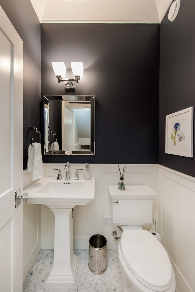 Mittelgroße Klassische Gästetoilette mit Toilette mit Aufsatzspülkasten, blauer Wandfarbe, Keramikboden, Sockelwaschbecken und buntem Boden in Sonstige