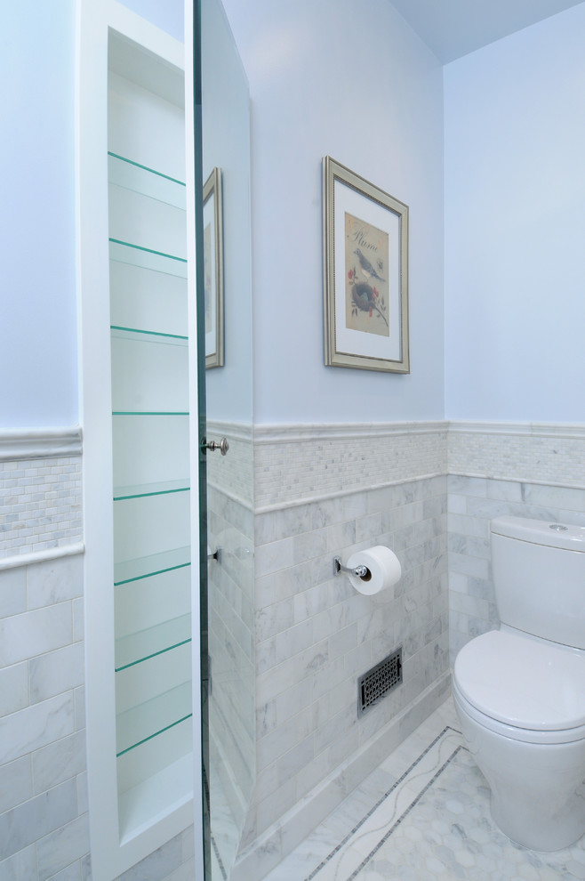 На фото: маленький туалет в морском стиле с раздельным унитазом, серой плиткой, белой плиткой, плиткой мозаикой, синими стенами, мраморным полом и серым полом для на участке и в саду