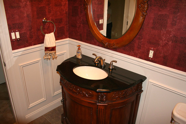 Idéer för att renovera ett mellanstort vintage toalett, med luckor med infälld panel, skåp i mellenmörkt trä, en toalettstol med separat cisternkåpa, röda väggar, klinkergolv i keramik, ett undermonterad handfat, bänkskiva i kvarts och brunt golv