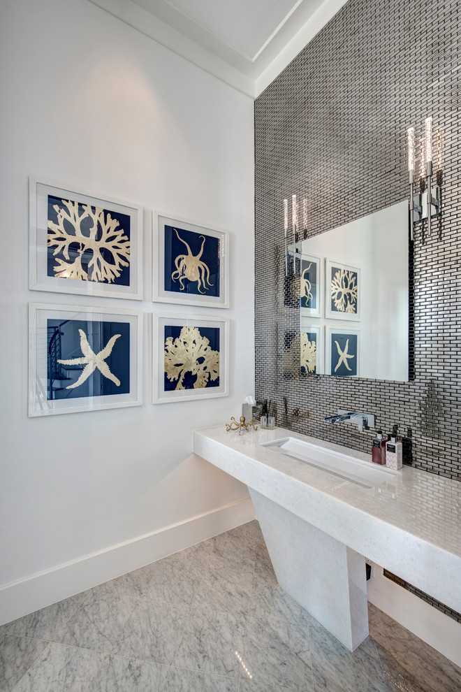 Foto di un bagno di servizio stile marino con piastrelle in metallo, pareti bianche, lavabo sottopiano, pavimento grigio e top bianco