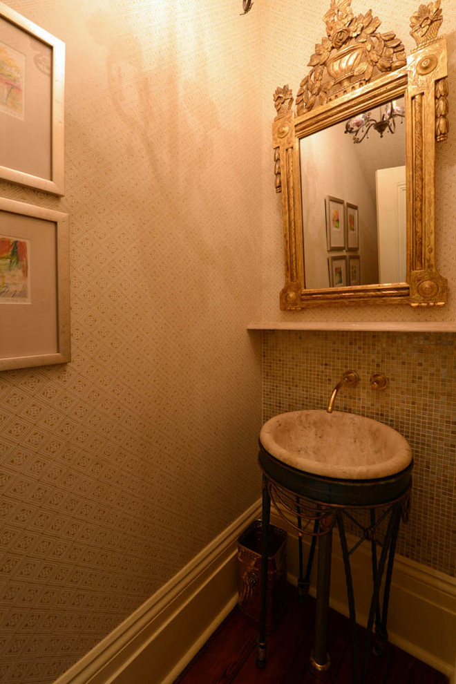 Cette photo montre un WC et toilettes chic de taille moyenne avec un carrelage multicolore, mosaïque, un mur multicolore, parquet foncé et un lavabo posé.