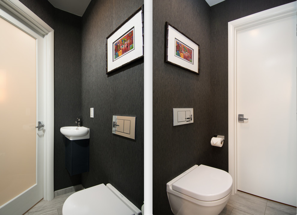 Exempel på ett litet modernt toalett, med släta luckor, grå skåp, en vägghängd toalettstol, grå väggar, klinkergolv i porslin, ett väggmonterat handfat och grått golv