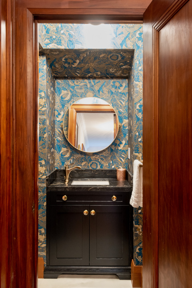 Стильный дизайн: туалет среднего размера в стиле неоклассика (современная классика) с фасадами в стиле шейкер, черными фасадами, унитазом-моноблоком, разноцветными стенами, полом из керамогранита, врезной раковиной, мраморной столешницей, бежевым полом, черной столешницей, встроенной тумбой, потолком с обоями и обоями на стенах - последний тренд