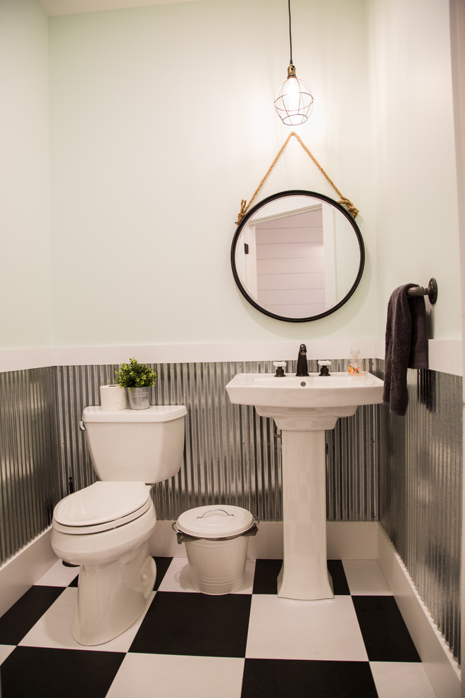 Kleine Landhaus Gästetoilette mit Toilette mit Aufsatzspülkasten, grüner Wandfarbe, Vinylboden, Sockelwaschbecken und buntem Boden in Sonstige