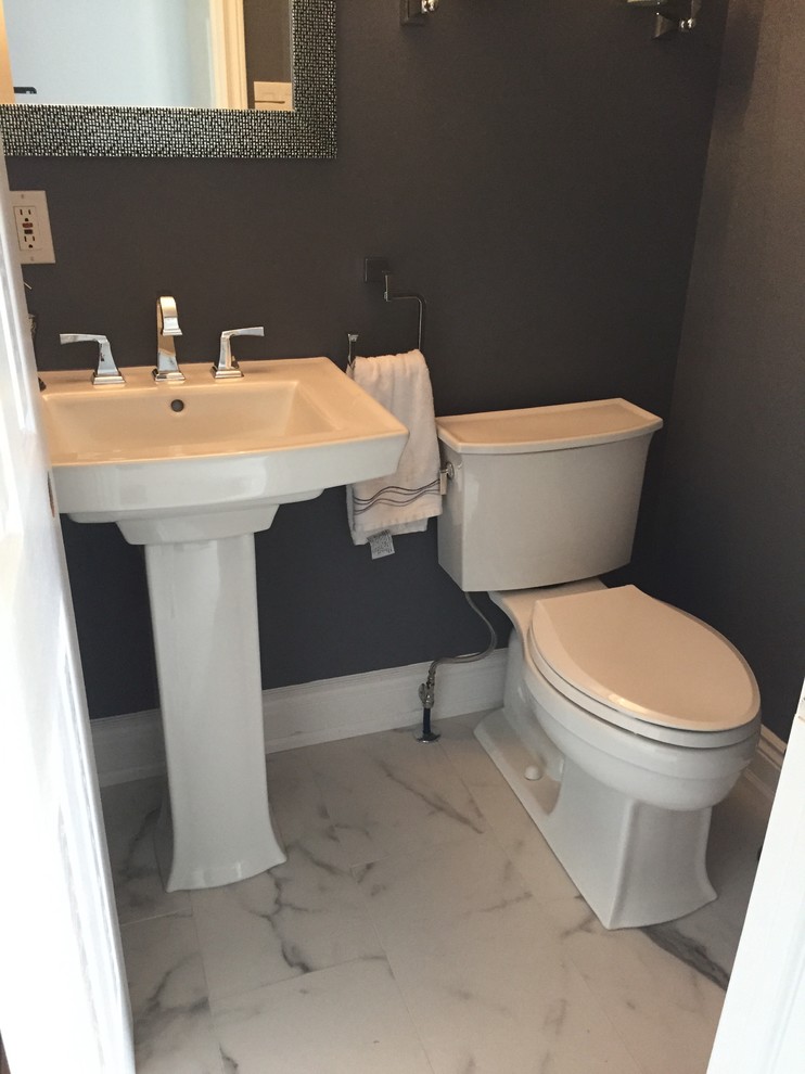 Idéer för funkis toaletter, med skåp i mörkt trä, ett undermonterad handfat och grå väggar