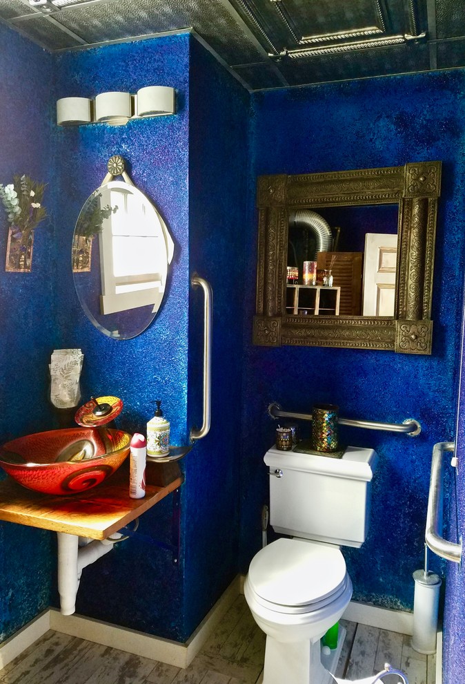 Aménagement d'un WC et toilettes éclectique de taille moyenne avec un mur bleu.