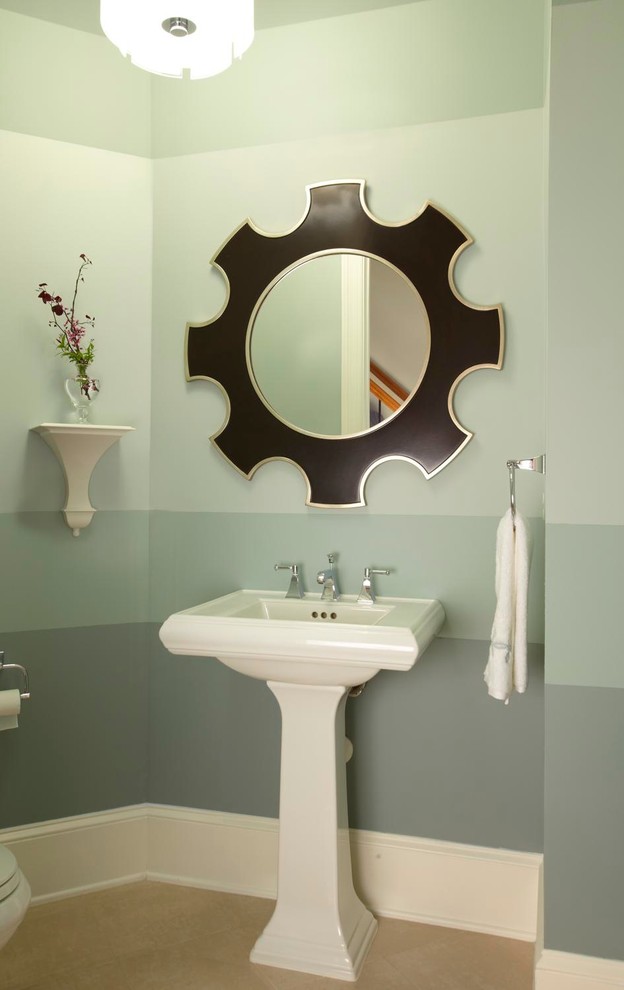 Пример оригинального дизайна: туалет в стиле неоклассика (современная классика) с раковиной с пьедесталом